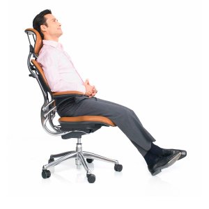 Το Freedom της Humanscale μπροστά σε διευθυντικό γραφείο