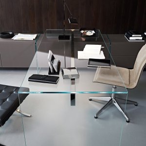 Επιφάνεια κρυστάλλου βαμμένη από πίσω στο Air Desk