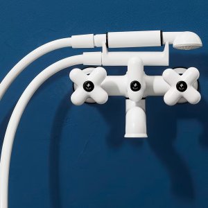 Βρύσες design Fantini I Balocchi σε λευκό ματ δίπλα σε επικαθήμενο νιπτήρα
