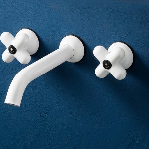 Βρύσες design I Balocchi: μπαταρία νιπτήρα τριών οπών σε κόκκινο και χρώμιο πάνω σε μπλε νιπτήρα
