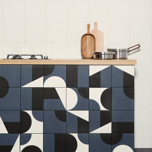 Μονόχρωμα πλακάκια Puzzle σε τοίχο γραφείου