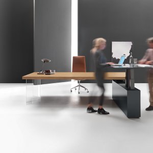 Ηλεκτροδοτούμενα ενδιάμεσα πόδια στο τραπέζι Kyo