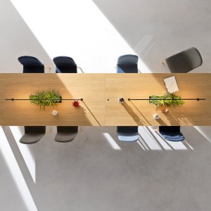 Λεπτομέρεια του πάνελ ποδιού στο γραφείο Kyo