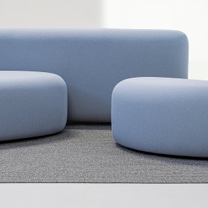 Το μικρό πουφ Lisse της Sabine Marcelis φωτογραφημένο μόνο του