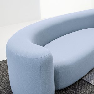 Το μεσαίο πουφ Lisse της LaCividina σε πλάγια όψη, σε ανοιχτό φόντο