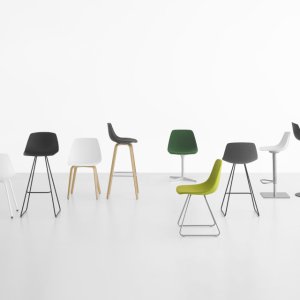 Σκαμπό μπαρ design Miunn της Lapalma με κυρτό ξύλινο κάθισμα