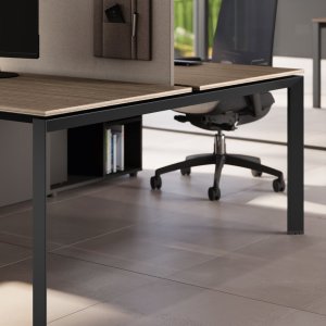 Λειτουργικό desking-bench 5th Element της Las Mobili σε τραπεζοειδή πόδια-γέφυρες από χάλυβα ολκής