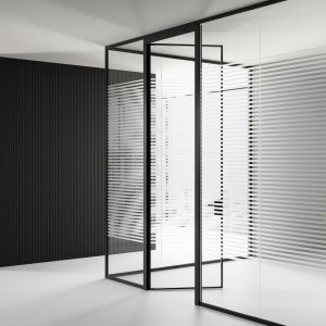 Γυάλινα διαχωριστικά Mood της Las Mobili σε φωτεινό open space