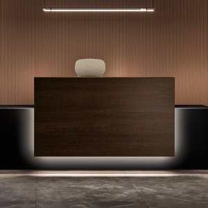 Πάγκος ρεσεψιόν Lux της Bralco με περιμετρικό φως LED
