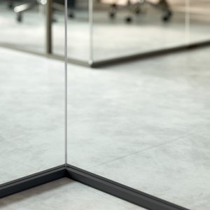 Γωνιακή σύνδεση του μονολιθικού γυάλινου χωρίσματος M1 της Quadrifoglio