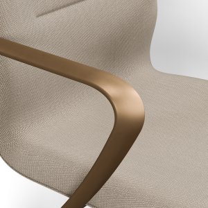 Πλάτη της Synua που υποχωρεί καθώς ο χρήστης γέρνει