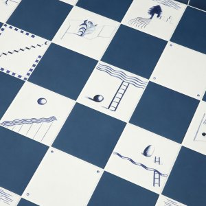 Εξωτερική αυλή στρωμένη με Dintorni