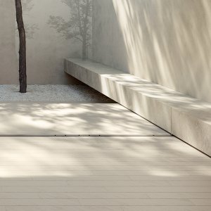 Otto της Mutina σε δάπεδο και τοίχο σε τουαλέτα επισκεπτών