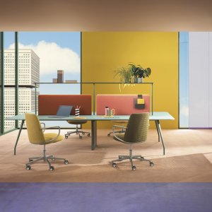 Rizz Workstation έξι μέτρων για οκτώ θέσεις με κεντρική χαλύβδινη κολόνα