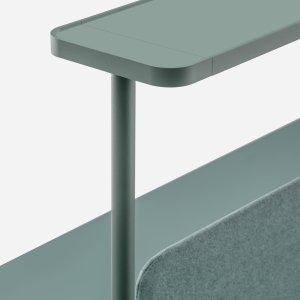 Rizz Workstation για τέσσερις με ηχοαπορροφητικά πάνελ και τη φωτιστική γέφυρα K_LUCE