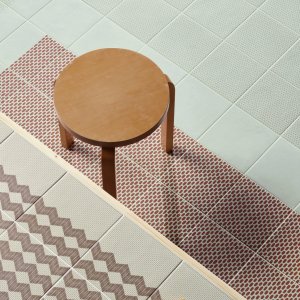 Μοτίβο Cobble Blue της συλλογής Tape σε εφυαλωμένο γρανίτη
