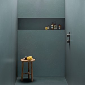 Λεπτομέρεια της πλάκας Primavera Verde με ροζ και μπλε ψηφίδες