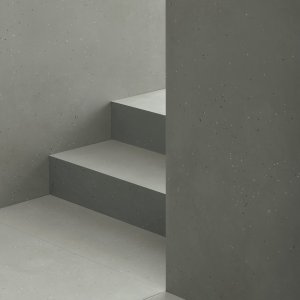 Δάπεδο Primavera Nero με τοίχο Grigio και δερμάτινη πολυθρόνα