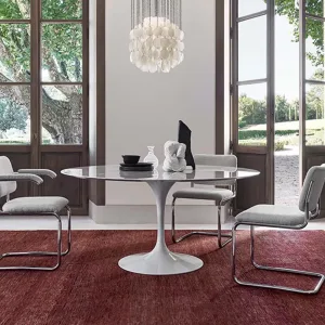 Βοηθητικό τραπέζι της οικογένειας Saarinen της Knoll δίπλα σε καναπέ αναμονής