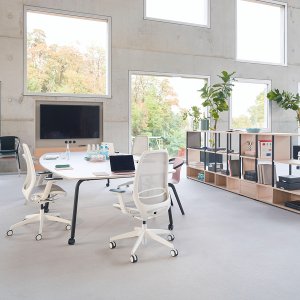 Σειρά καρεκλών se:air κατά μήκος ενός bench για hot desking