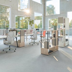 Πέντε καρέκλες επισκεπτών se:kit Sedus στοιβαγμένες στο τρόλεϊ