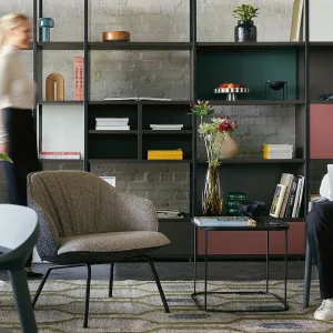 Χαμηλή, φαρδιά se:café soft lounge chair σε τετράποδη βάση από φυσική οξιά