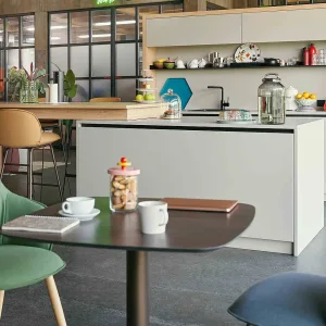 se:café high diner με δύο ψηλούς πάγκους αντικριστά και ενσωματωμένο τραπέζι