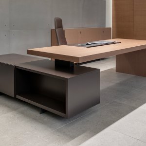 Διευθυντικό γραφείο Asymmetrical της Tecno με το τραπέζι συνεδριάσεων της ίδιας σειράς