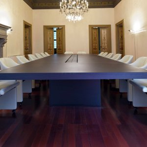 Ανοιγόμενο δερμάτινο σουμέν πάνω από τις πρίζες του Asymmetrical