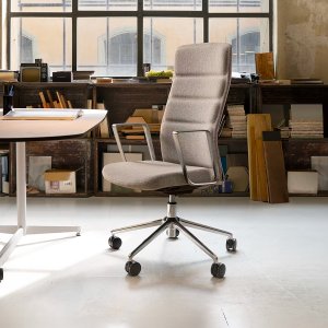 Πολυθρόνα That’s it Executive της Quinti με σταθερά μπράτσα αλουμινίου σε διευθυντικό γραφείο