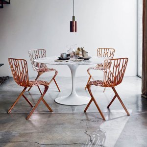 Οβάλ τραπέζι συνεδριάσεων Saarinen της Knoll με μαρμάρινη επιφάνεια σε αίθουσα συμβουλίου