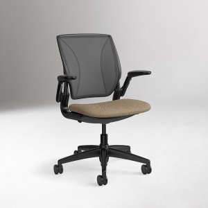 World LM της Humanscale με διχτυωτή πλάτη τριών φύλλων