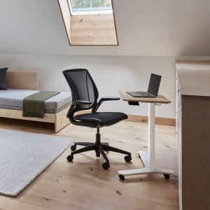 Εργονομική καρέκλα γραφείου World LM της Humanscale σε έκδοση Stool στη ρεσεψιόν