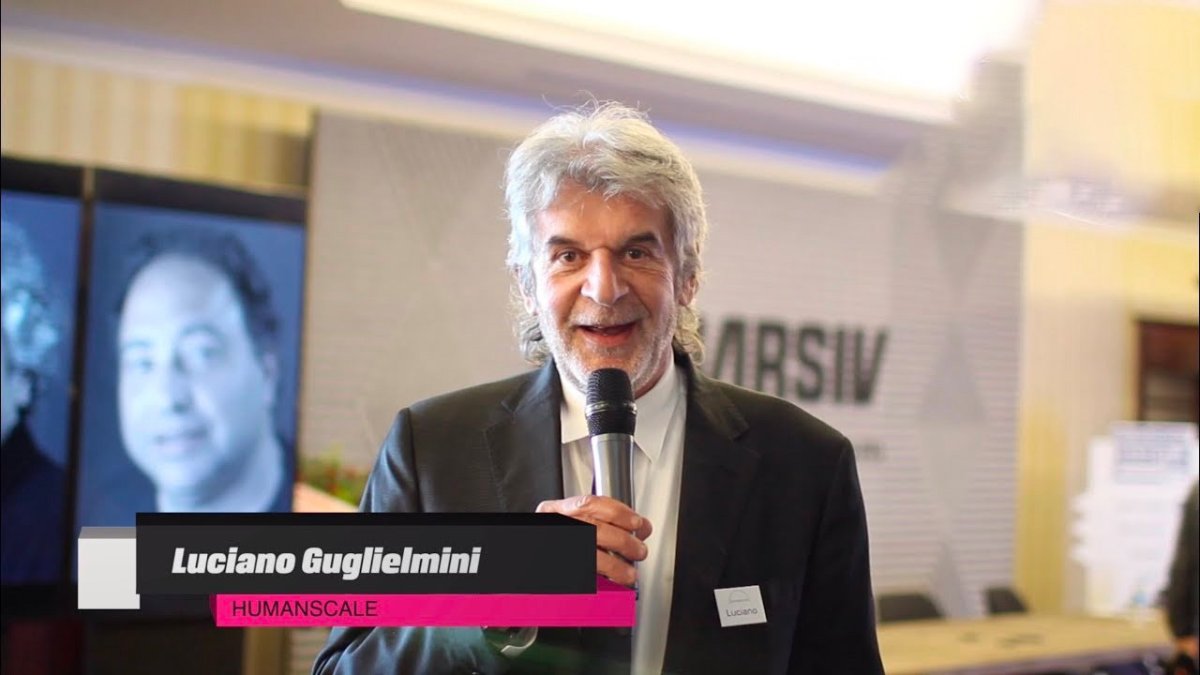 Ο Luciano Guglielmini της Humanscale μιλά στο μικρόφωνο σε εκδήλωση