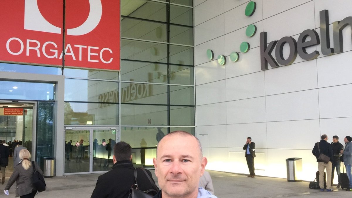 ORGATEC 2026: ο νόμος μετρά τον χώρο του καθενός, η σχέση ζητά άλλα μέτρα