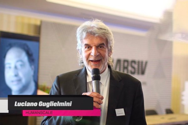 Ο Luciano Guglielmini της Humanscale μιλά στο μικρόφωνο σε εκδήλωση