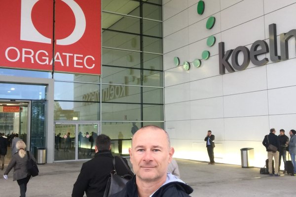 ORGATEC 2026: ο νόμος μετρά τον χώρο του καθενός, η σχέση ζητά άλλα μέτρα